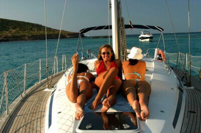 Frauen-auf-Yacht